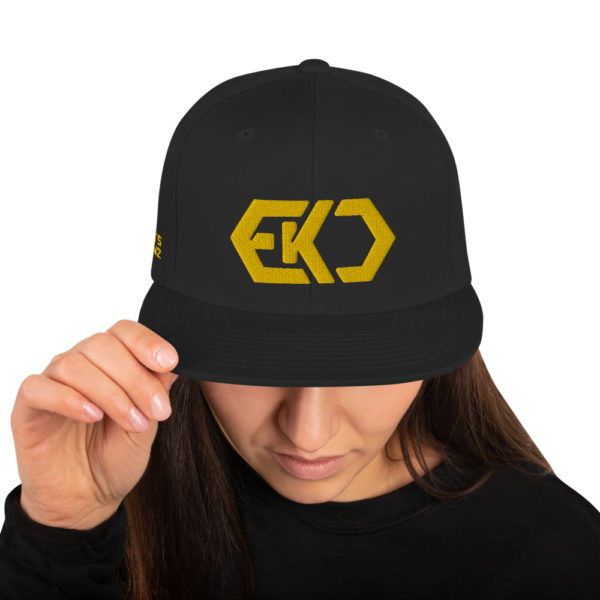 EKO Snapback-Cap (Stick Gold, vorne & rechts)