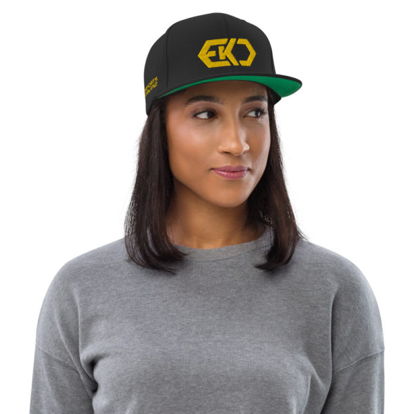 EKO Snapback-Cap (Stick Gold, vorne & rechts) – Bild 2
